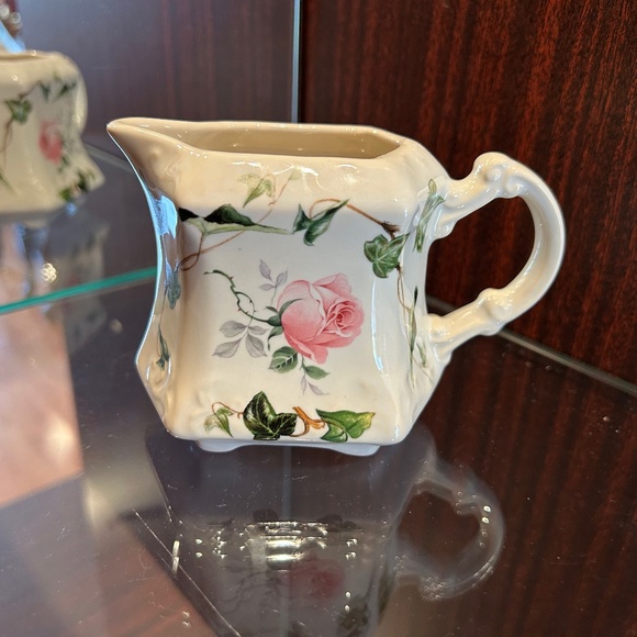 Crownford Giftware Roses Creamer Made In England - Picture 1 of 6